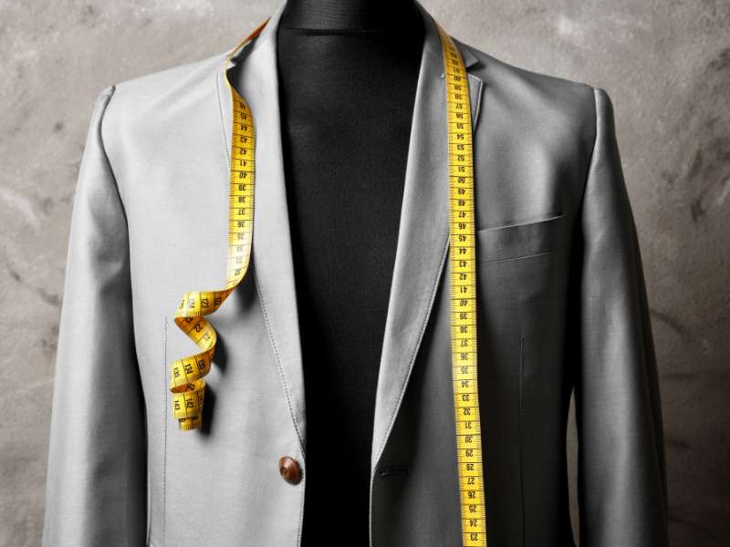 odijela po mjeri s krojačkim metrom